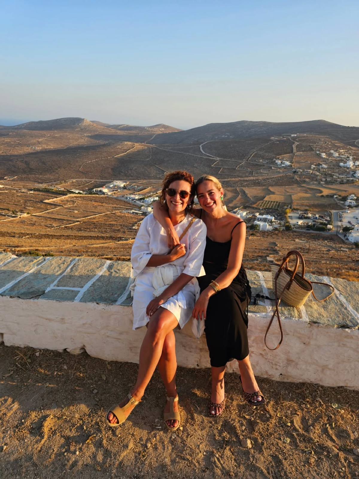 Η Νατάσα Μποφίλιου στην Φολέγανδρο με φίλη της