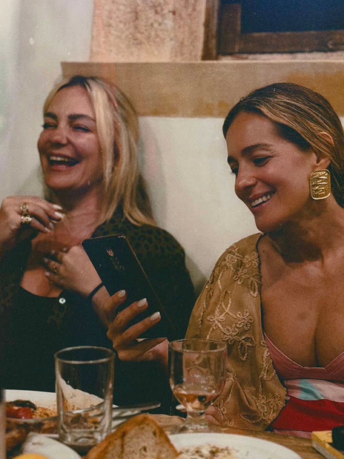 Η Νατάσα Μποφίλιου στην Φολέγανδρο με φίλη της