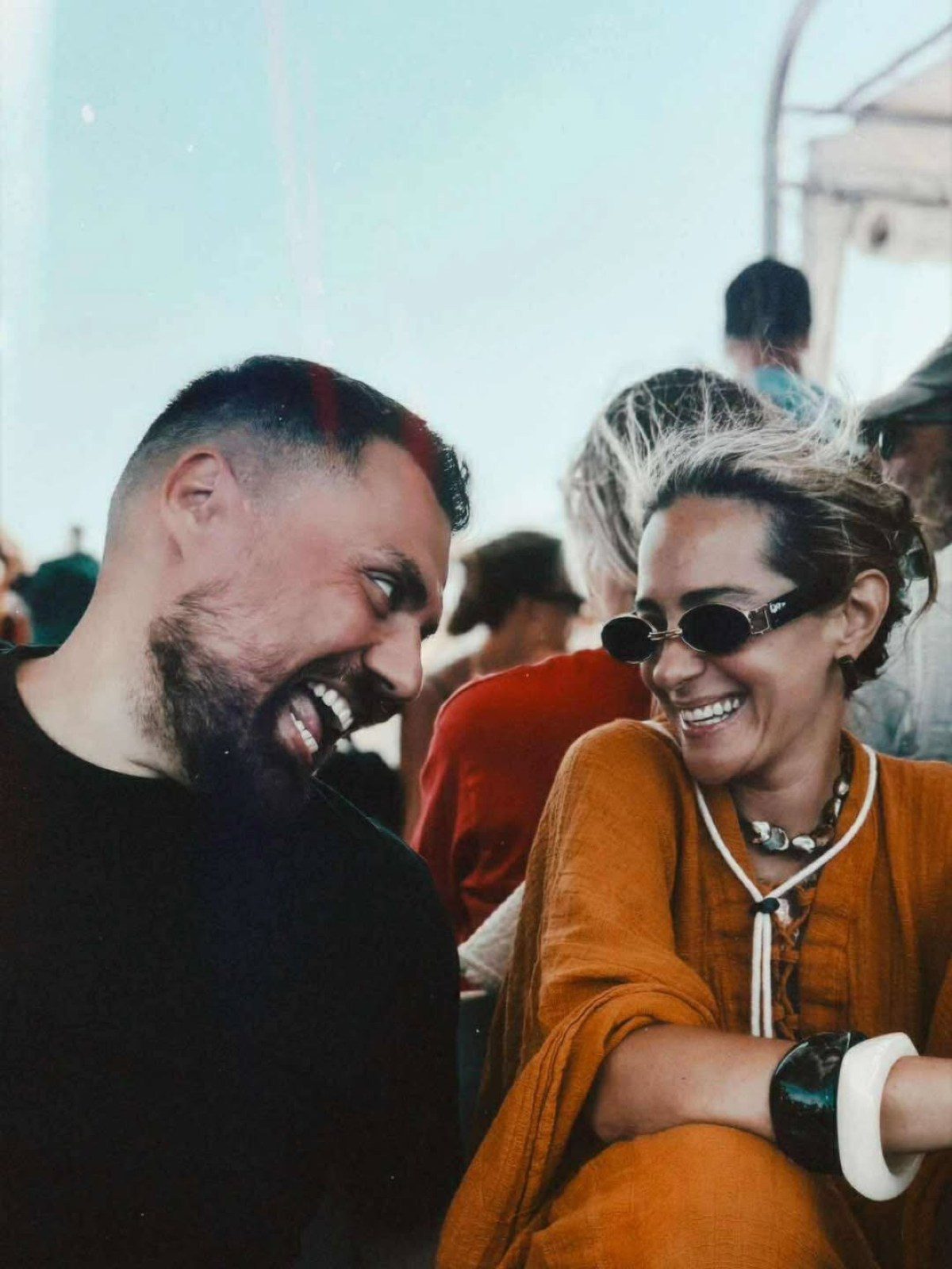 Η Νατάσα Μποφίλιου στην Φολέγανδρο με φίλο της