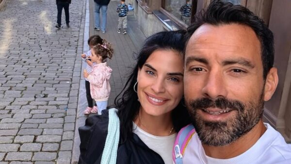 Ο Σάκης Τανιμανίδης με τη Χριστίνα Μπόμπα και τις κόρες τους