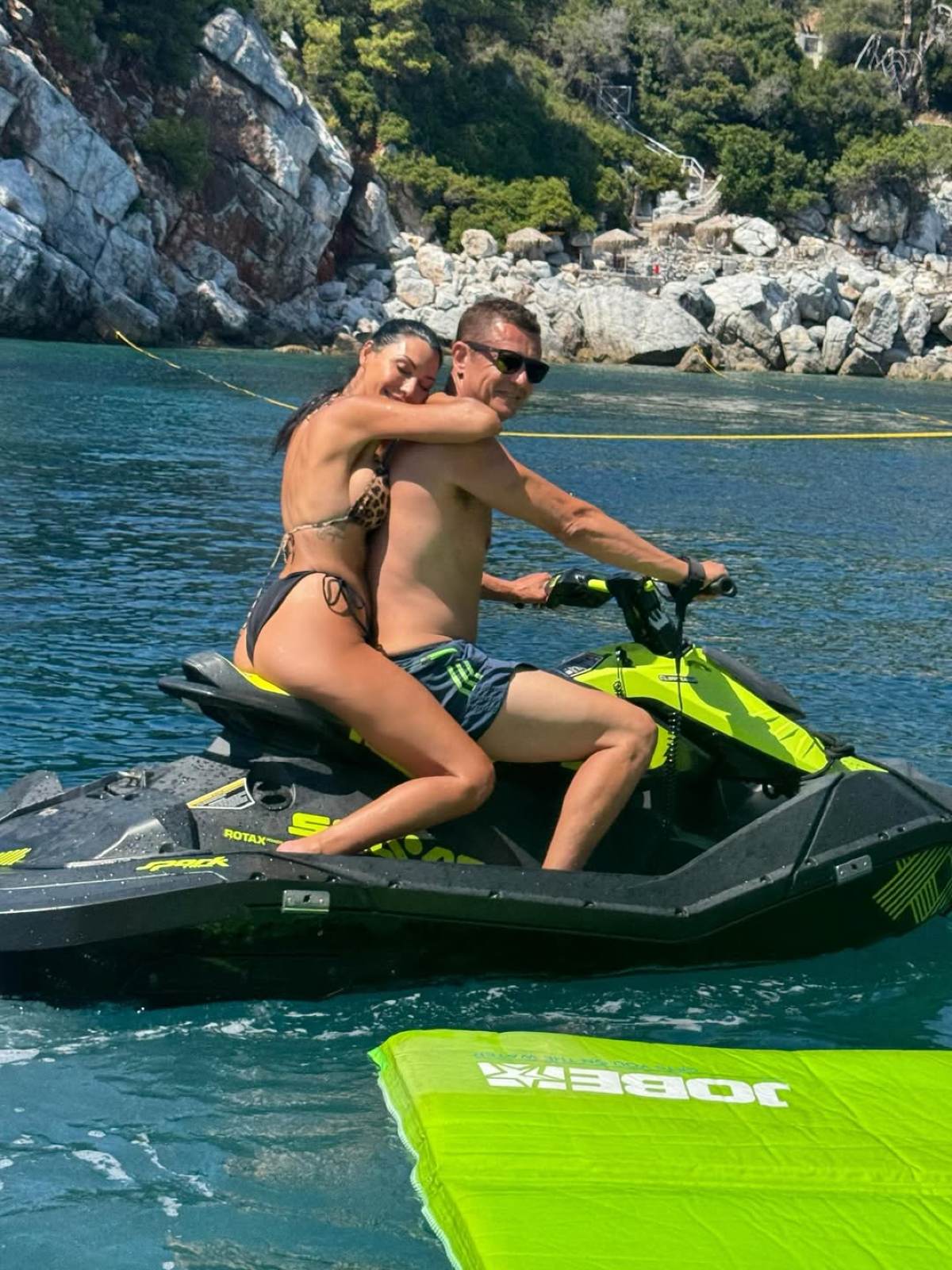 Η Ιωάννα Μπούκη και ο Αντώνης Σρόιτερ στο τζετ σκι