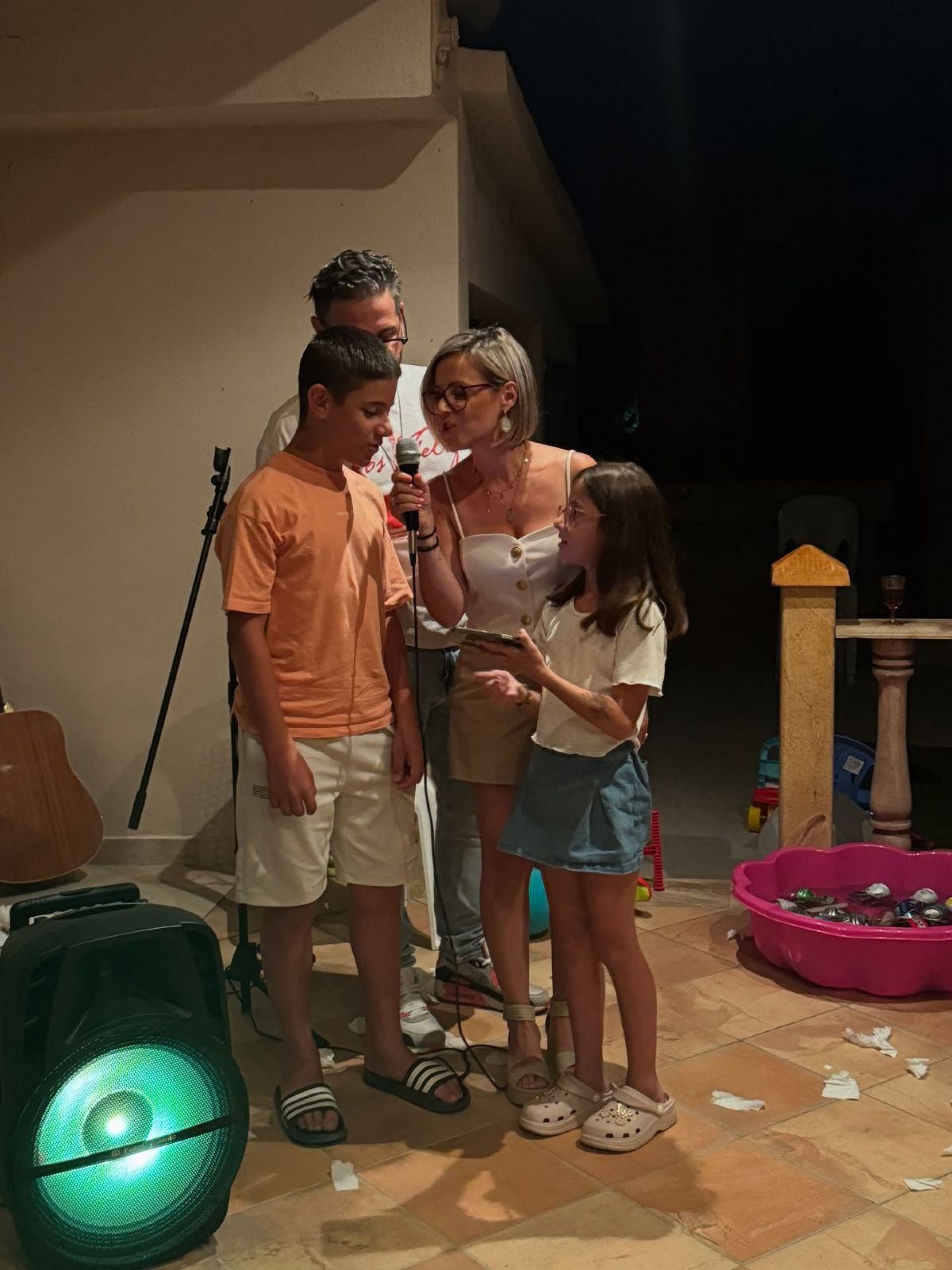 Το καραόκε πάρτι για τα γενέθλια της Λάουρας Νάργςσ