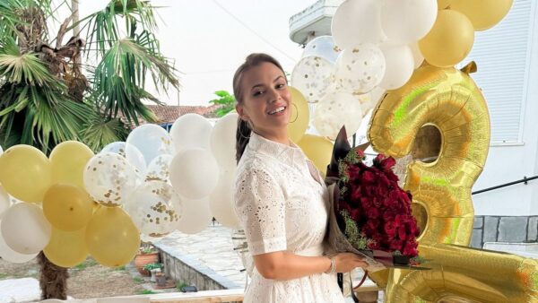 Η Λάουρα Νάργες στο πάρτι γενεθλίων της