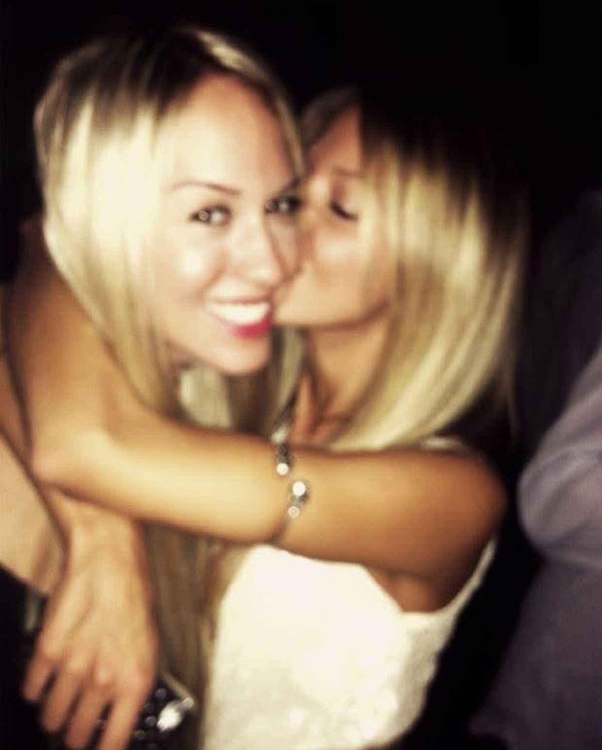 Η Αλεξάνδρα Νικολαΐδου με τη φίλη της, Βάσω