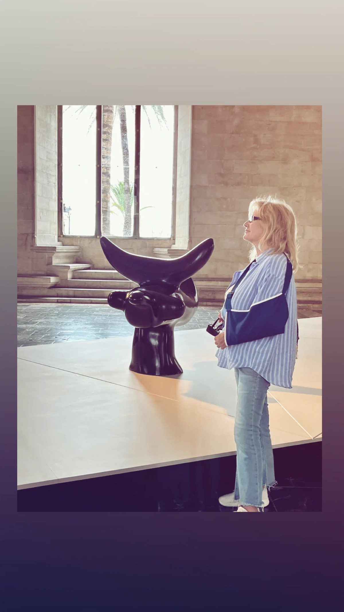 Η Αγγελική Νικολούλη σε μουσείο με δεμένο χέρι