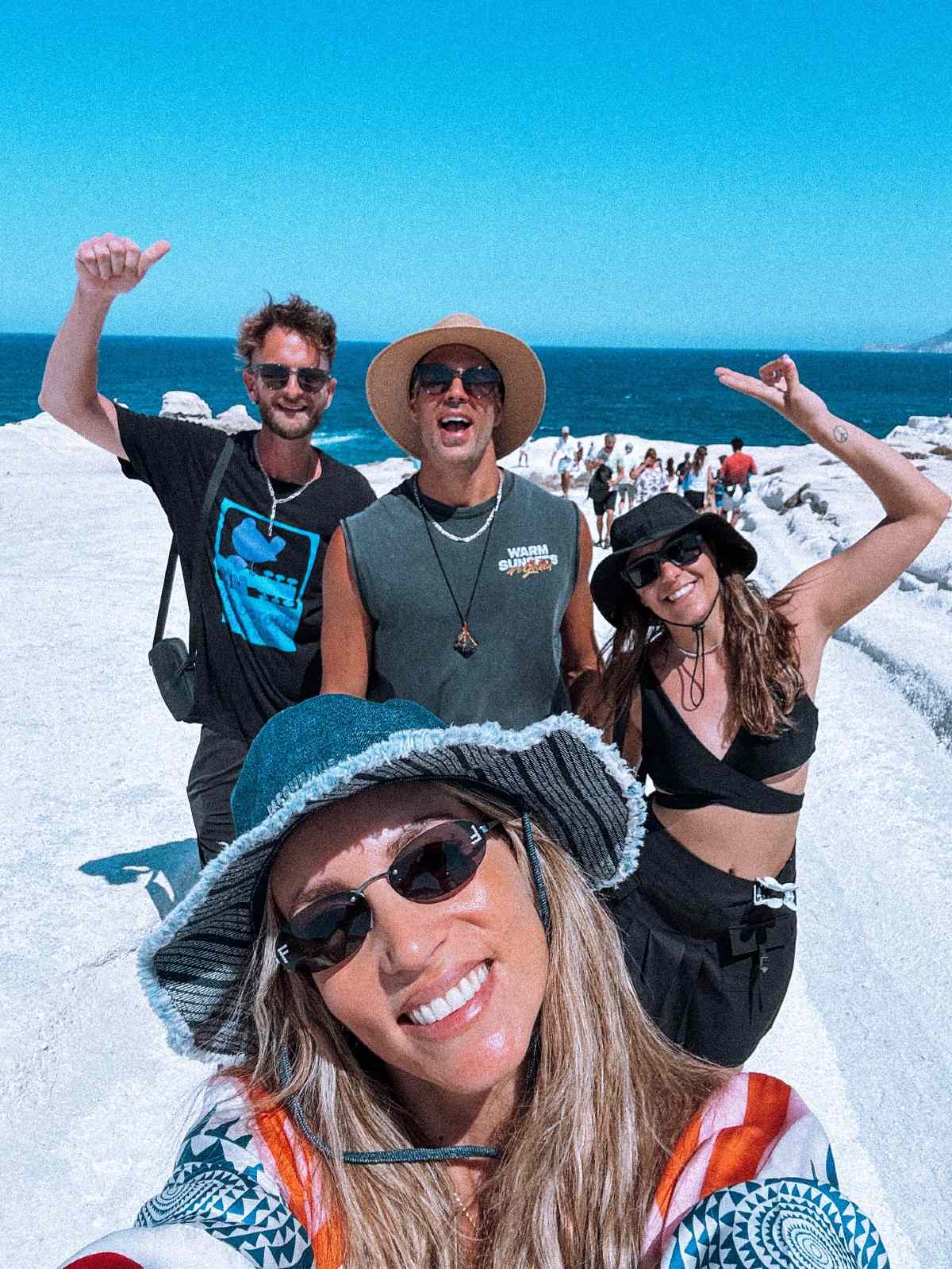 Η Αθηνά Οικονομάκου στη Μήλο με τον Μπρούνο Τσερέλα και τους φίλους τους