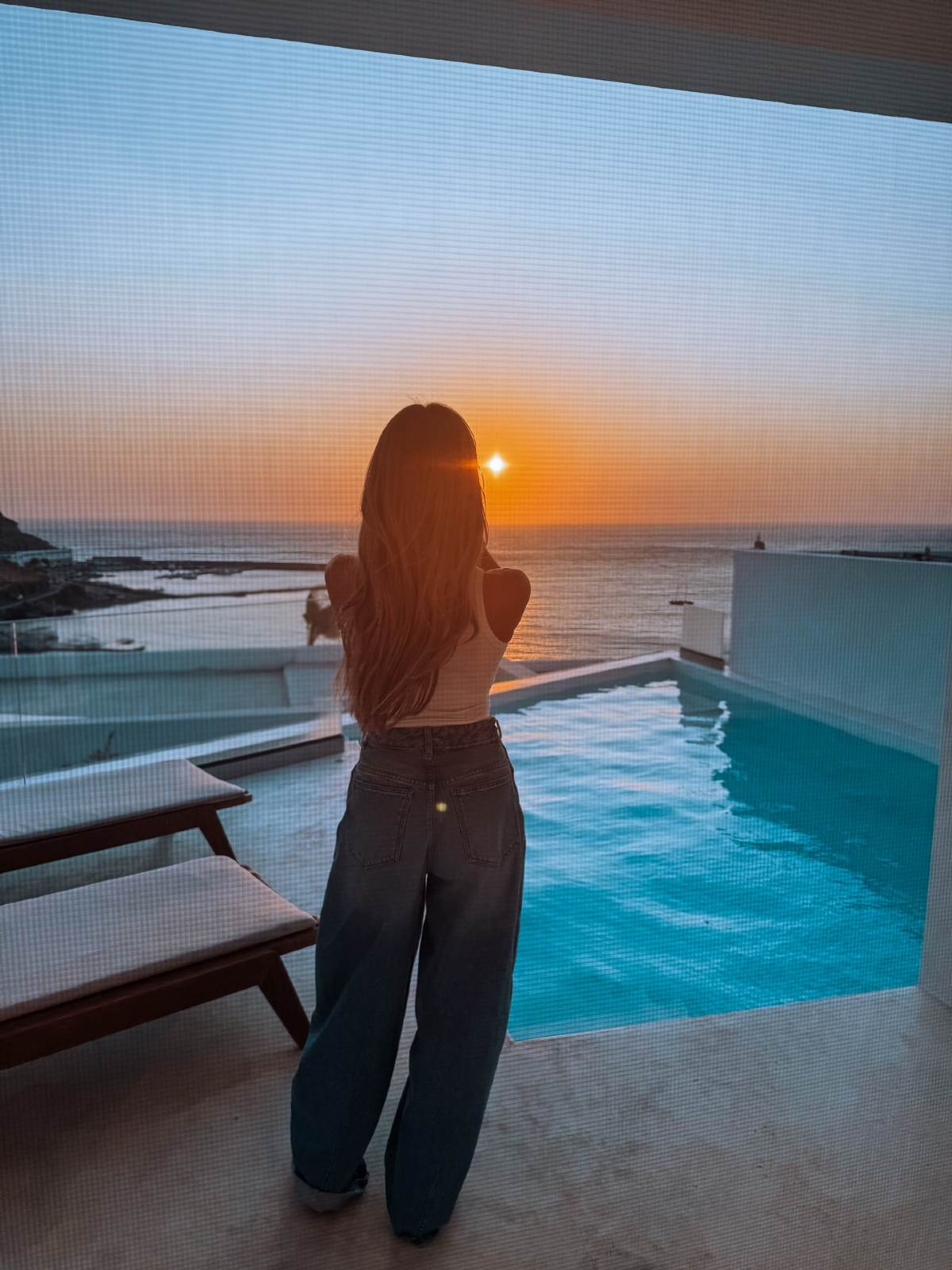 Η Αθηνά Οικονομάκου ποζάρει με θέα το ηλιοβασίλεμα