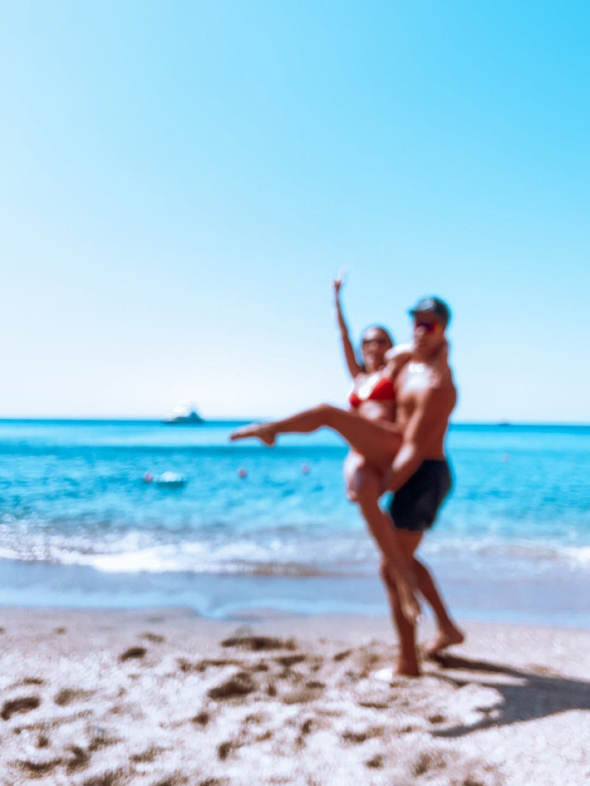 Η Αθηνά Οικονομάκου με τον Μπρούνο Τσερέλα στη Μήλο