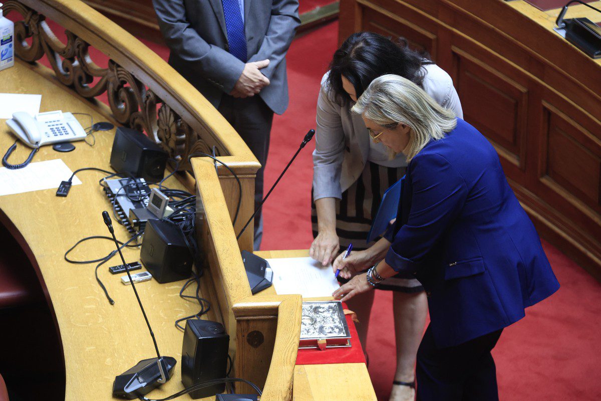Η Στέλλα Αραμπατζή ορκίζεται στη Βουλή