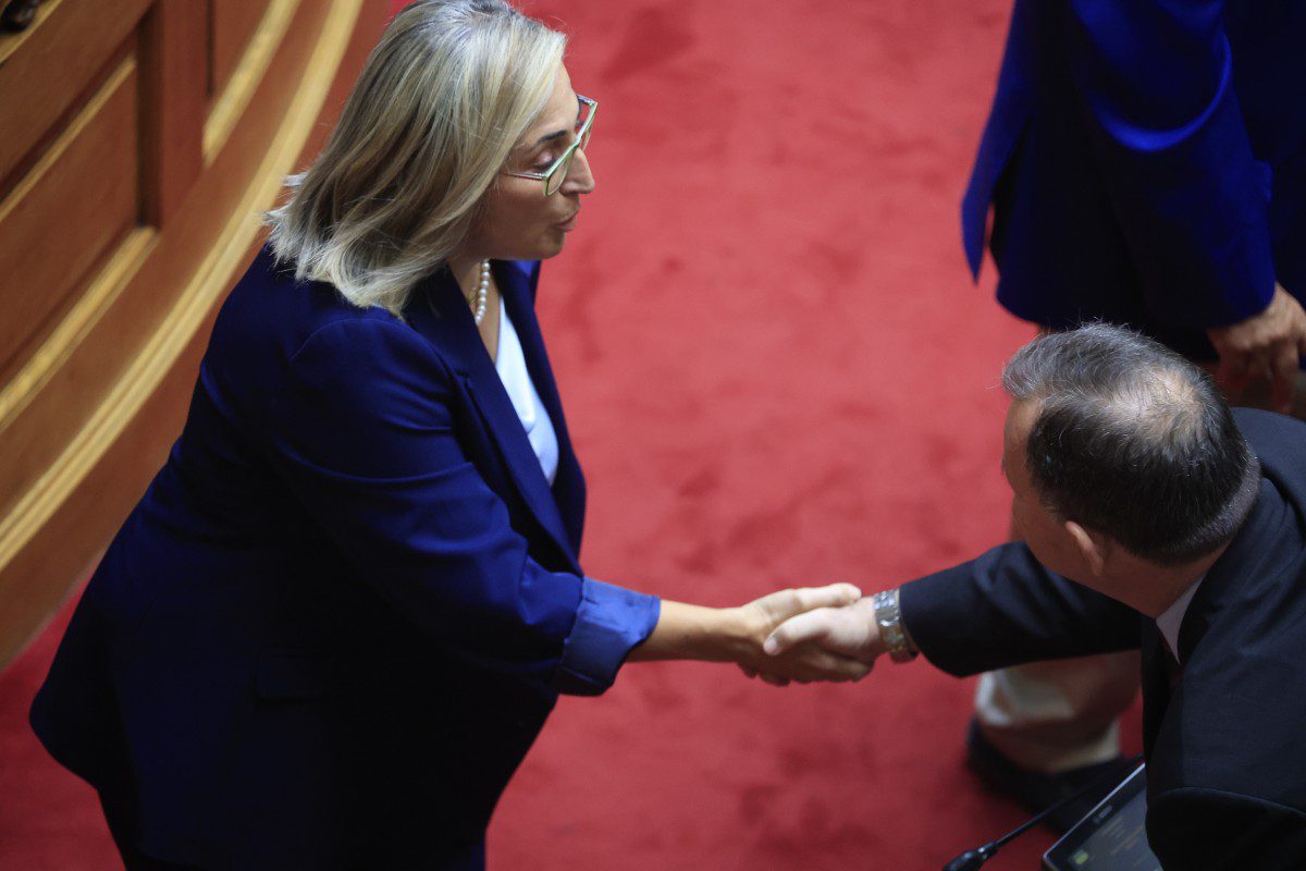 Η Στέλλα Αραμπατζή ορκίζεται στη Βουλή