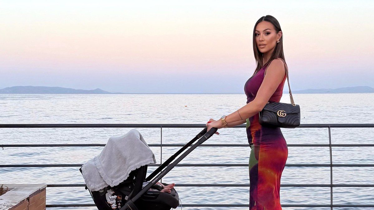 Η Δώρα Παντέλη βόλτα με τον γιο της