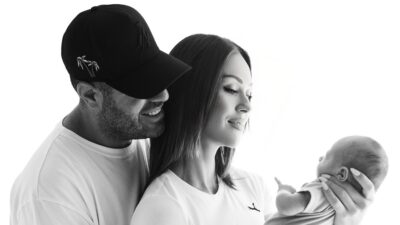 Η Δώρα Παντέλη με τον Τζον Μεραμβελιωτάκη και τον γιο τους