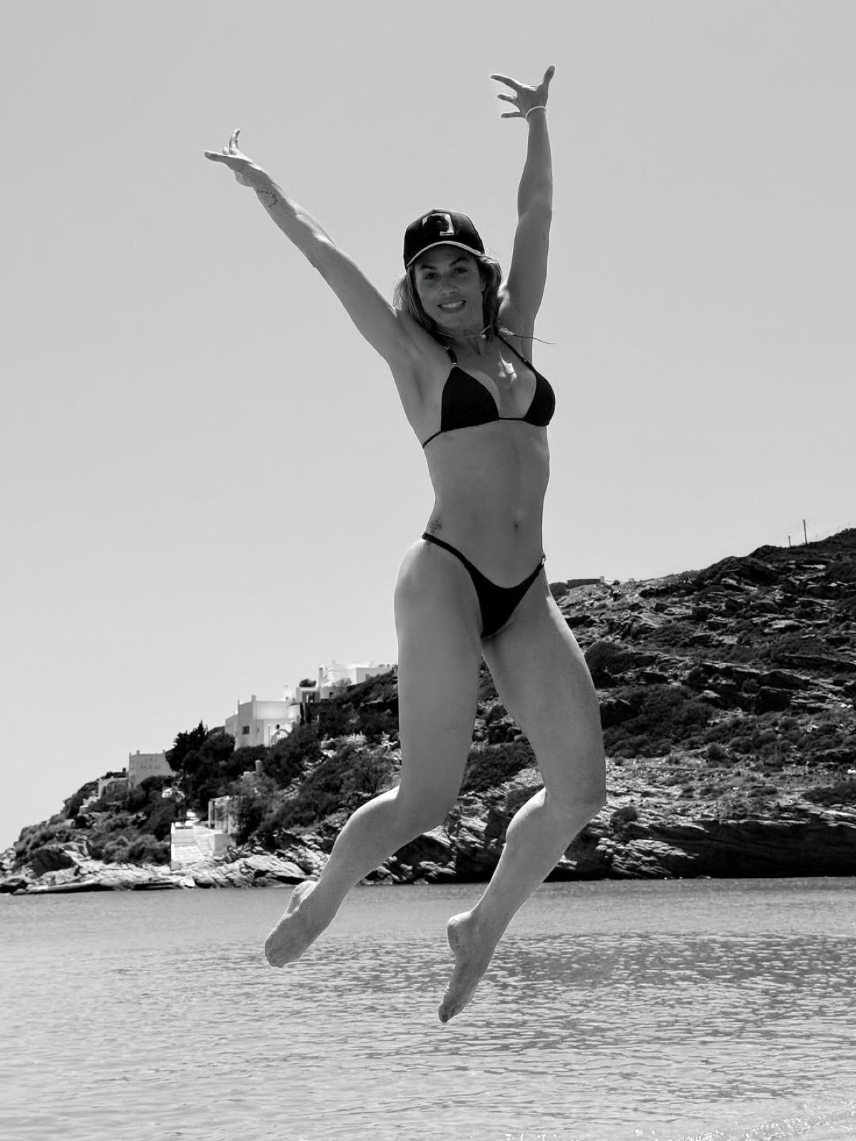 Η Ντορέττα Παπαδημητρίου σε παραλία της Ίου