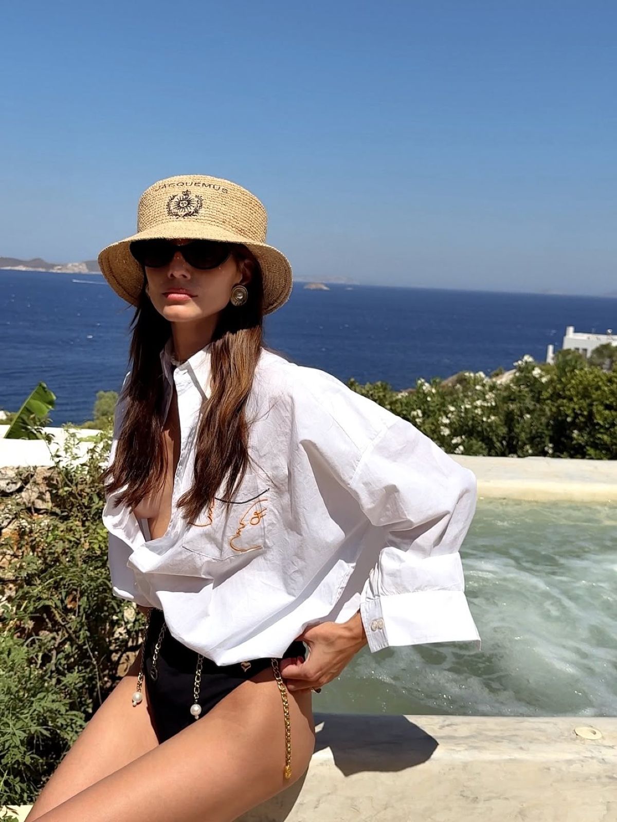 Η Ηλιάνα Παπαγεωργίου με καπέλο, πουκάμισο και μαγιό