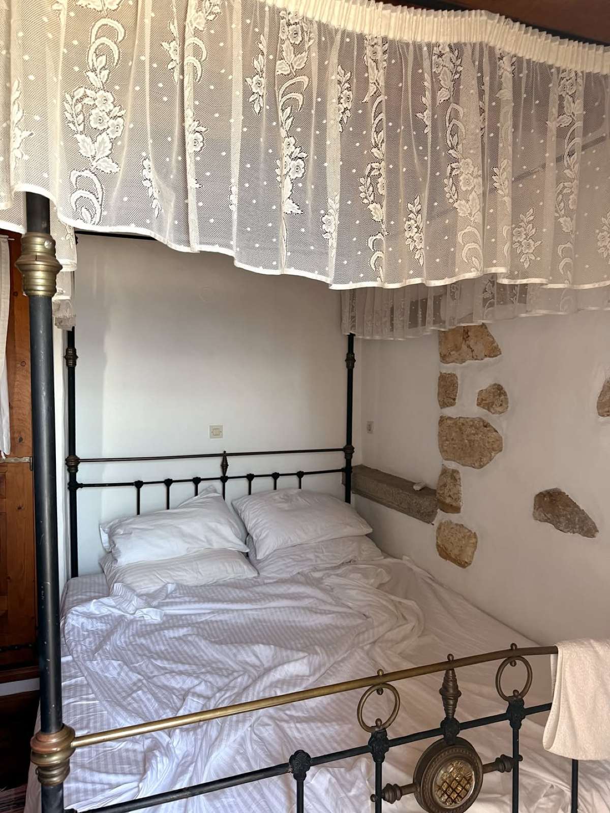 Το δωμάτιο στο σπίτι που έκανε διακοπές η Ηλιάνα Παπαγεωργίου