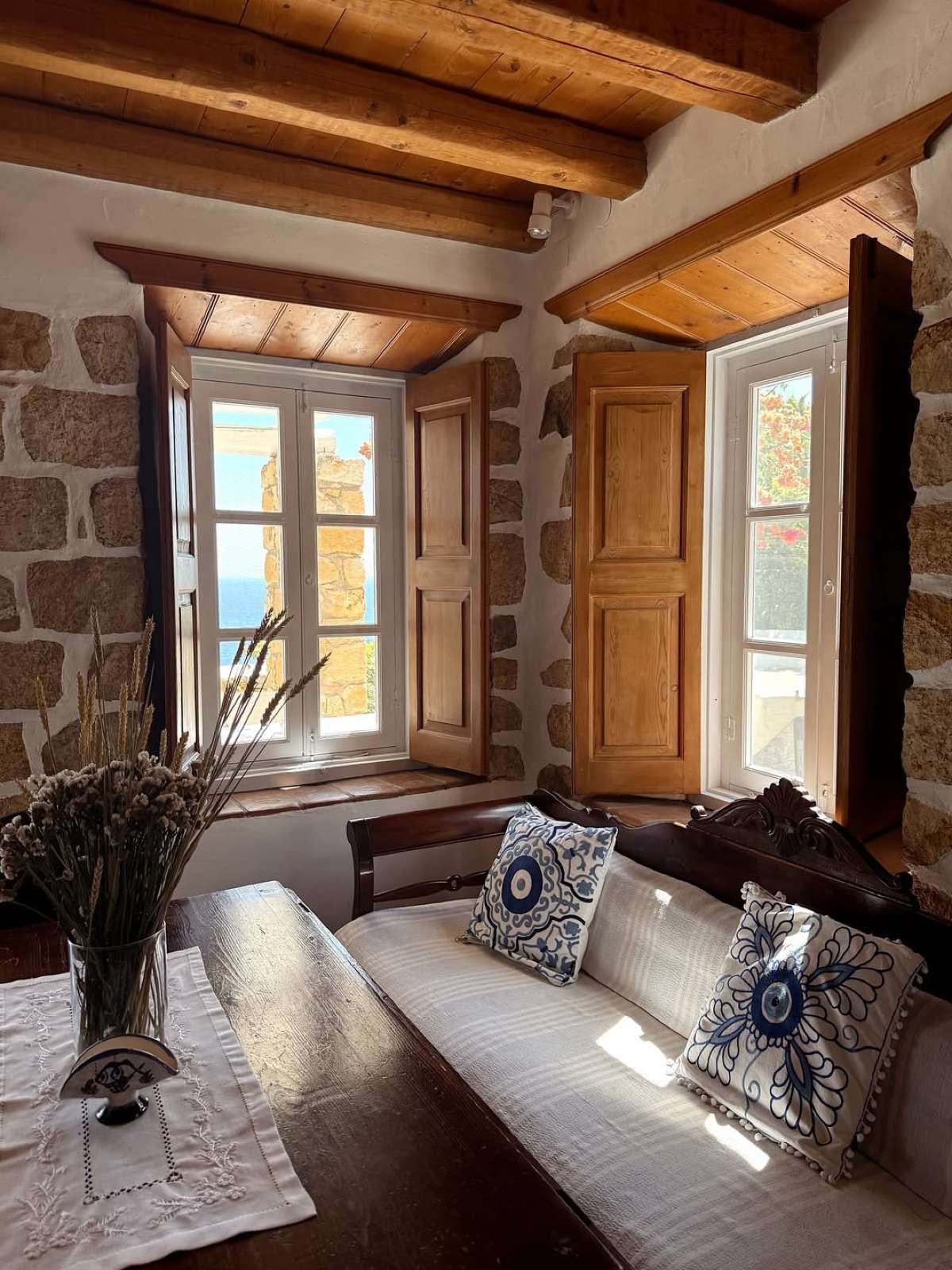 Το σαλόνι στο σπίτι που έκανε διακοπές η Ηλιάνα Παπαγεωργίου