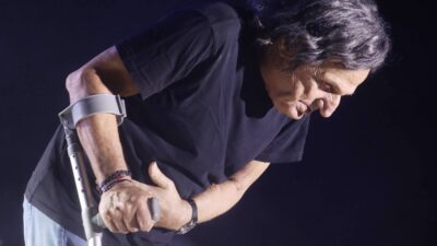 Ο Βασίλης Παπακωνσταντίνου με πατερίτσα στη σκηνή