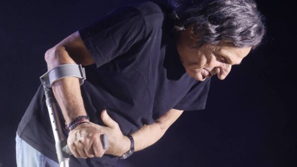 Ο Βασίλης Παπακωνσταντίνου με πατερίτσα στη σκηνή