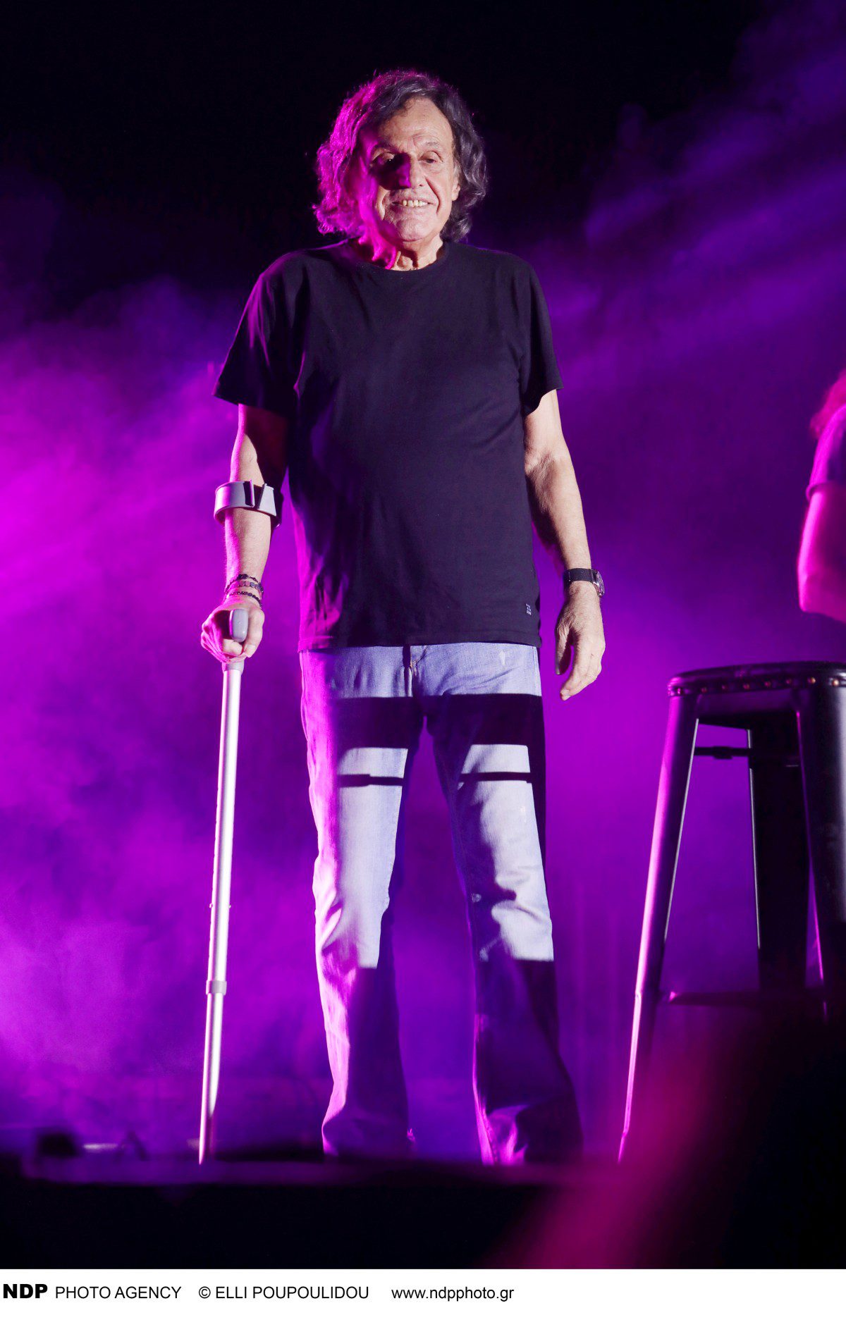 Βασίλης Παπακωνσταντίνου: Με πατερίτσες στη συναυλία του στο Ναύπλιο μετά το ατύχημα - Φωτογραφίες