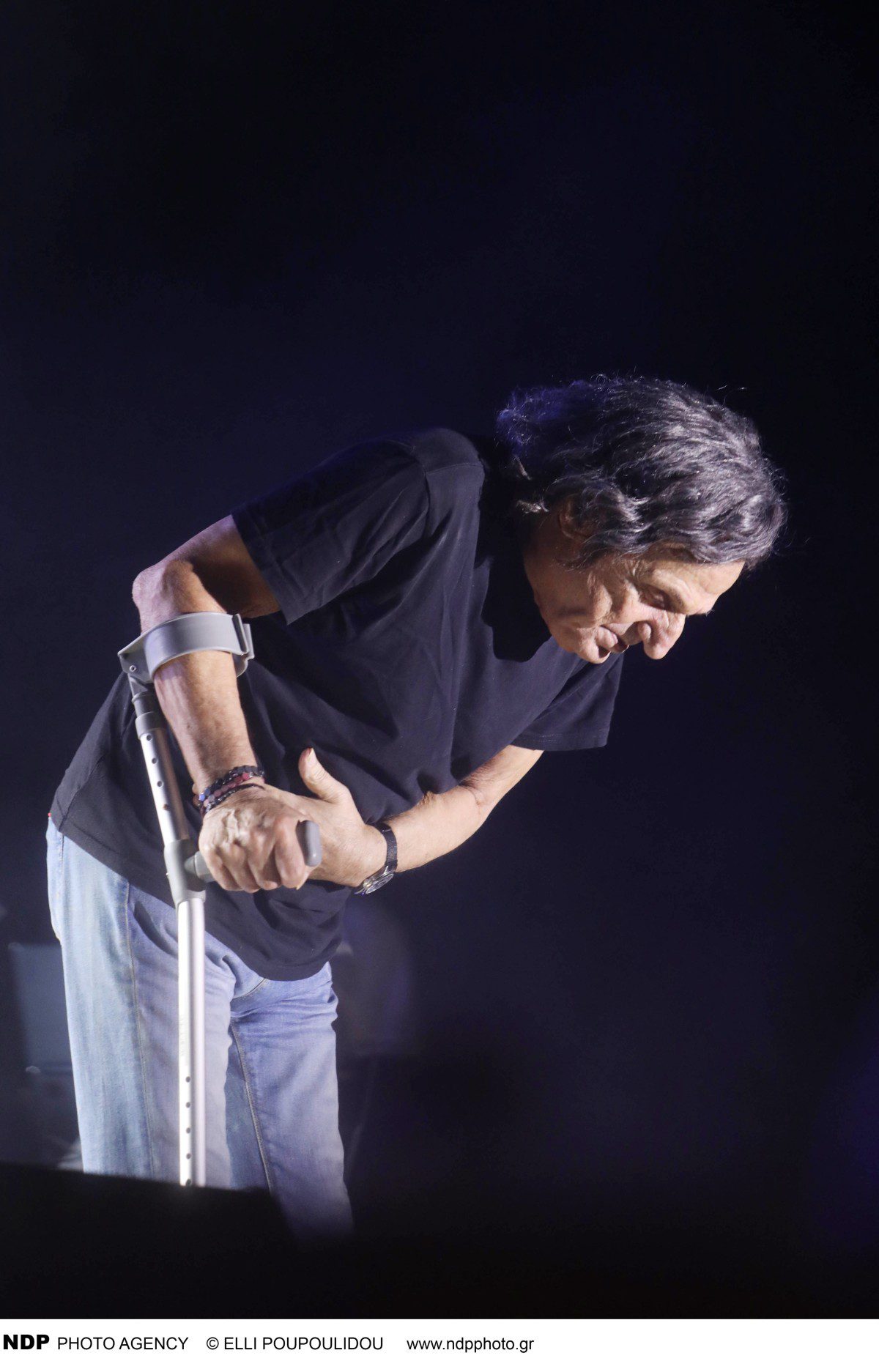 Βασίλης Παπακωνσταντίνου: Με πατερίτσες στη συναυλία του στο Ναύπλιο μετά το ατύχημα - Φωτογραφίες