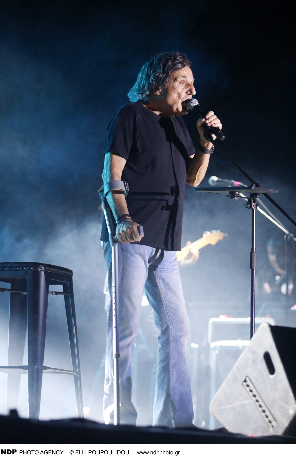 Βασίλης Παπακωνσταντίνου: Με πατερίτσες στη συναυλία του στο Ναύπλιο μετά το ατύχημα - Φωτογραφίες