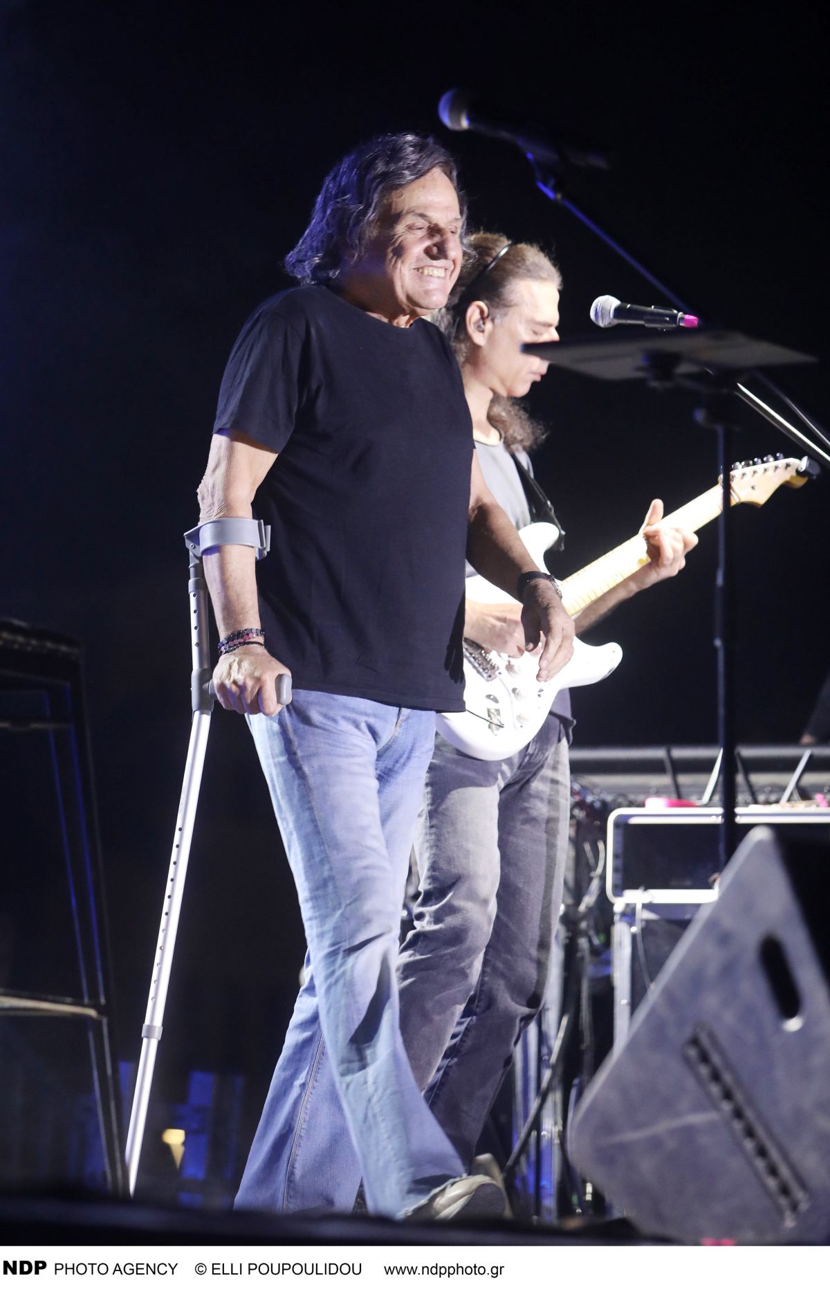 Βασίλης Παπακωνσταντίνου: Με πατερίτσες στη συναυλία του στο Ναύπλιο μετά το ατύχημα - Φωτογραφίες