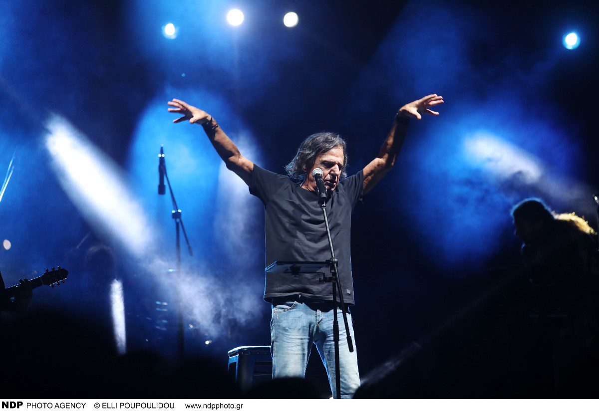 Βασίλης Παπακωνσταντίνου: Με πατερίτσες στη συναυλία του στο Ναύπλιο μετά το ατύχημα - Φωτογραφίες