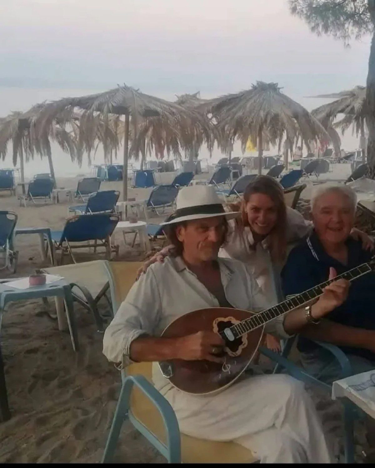 Ο Πασχάλης Τερζής στην παραλία