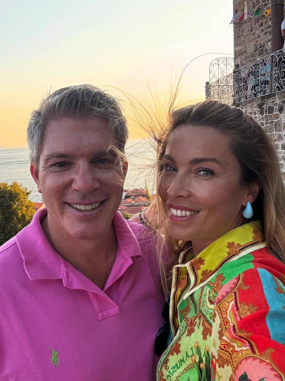 Η Μαριέττα Χρουσαλά και ο Λέων Πατίτσας αγκαλιά