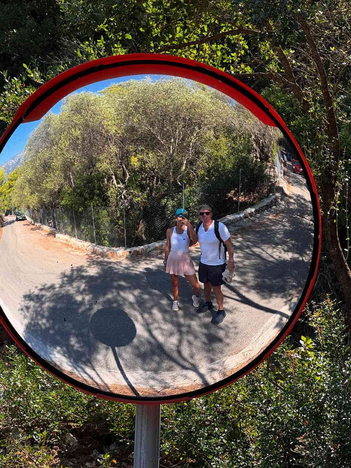 Η Μαριέττα Χρουσαλά και ο Λέων Πατίτσας σε πεζοπορία στην Ιθάκη