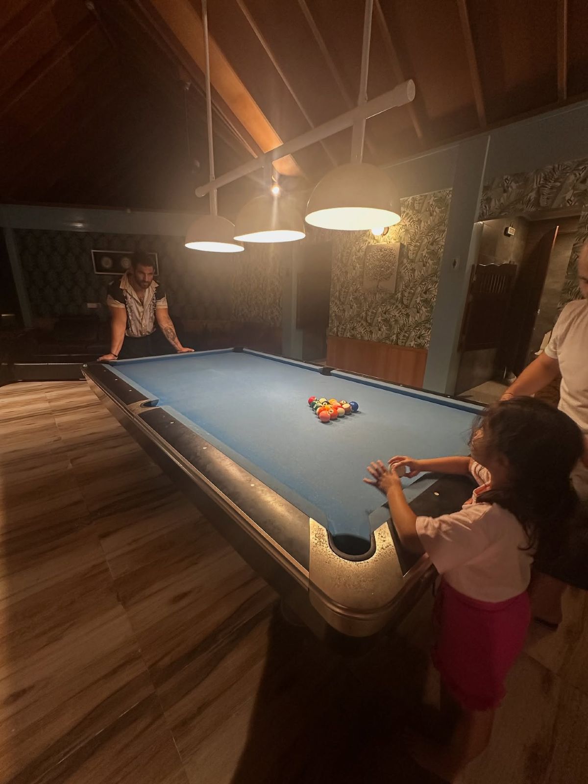 Ο Ετεοκλής Παύλου παίζει μπιλιάρδο με την κόρη του, Μελίτα