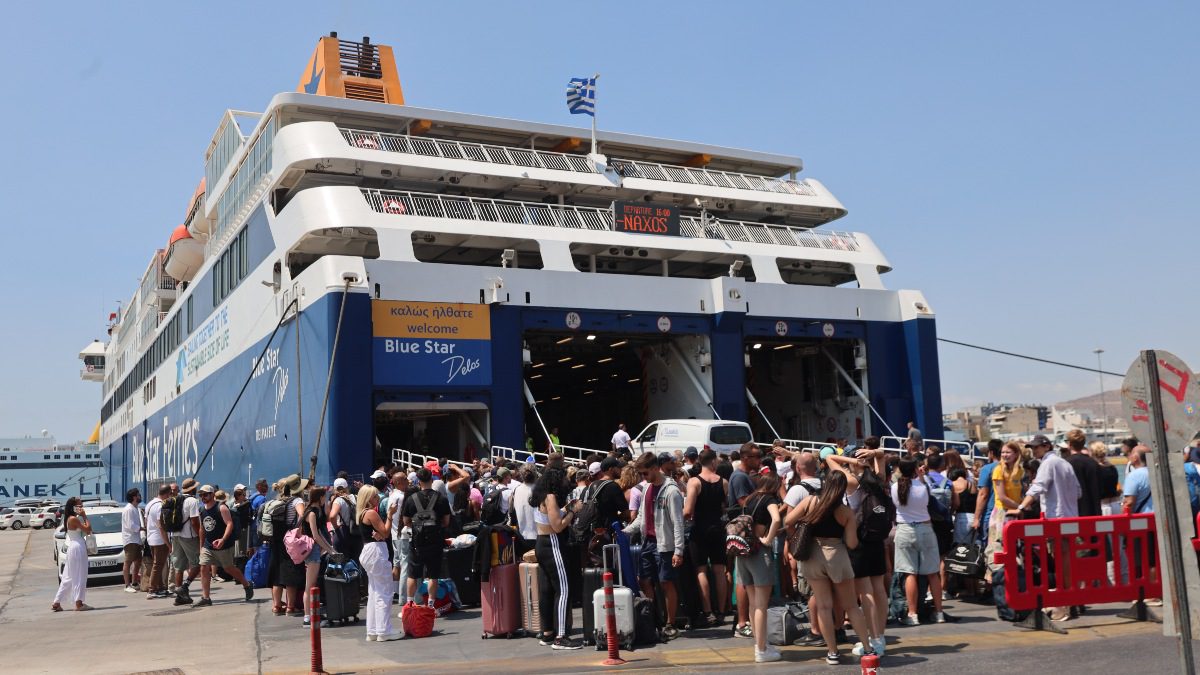 Πλοίο στον Πειραιά με κόσμο απέξω