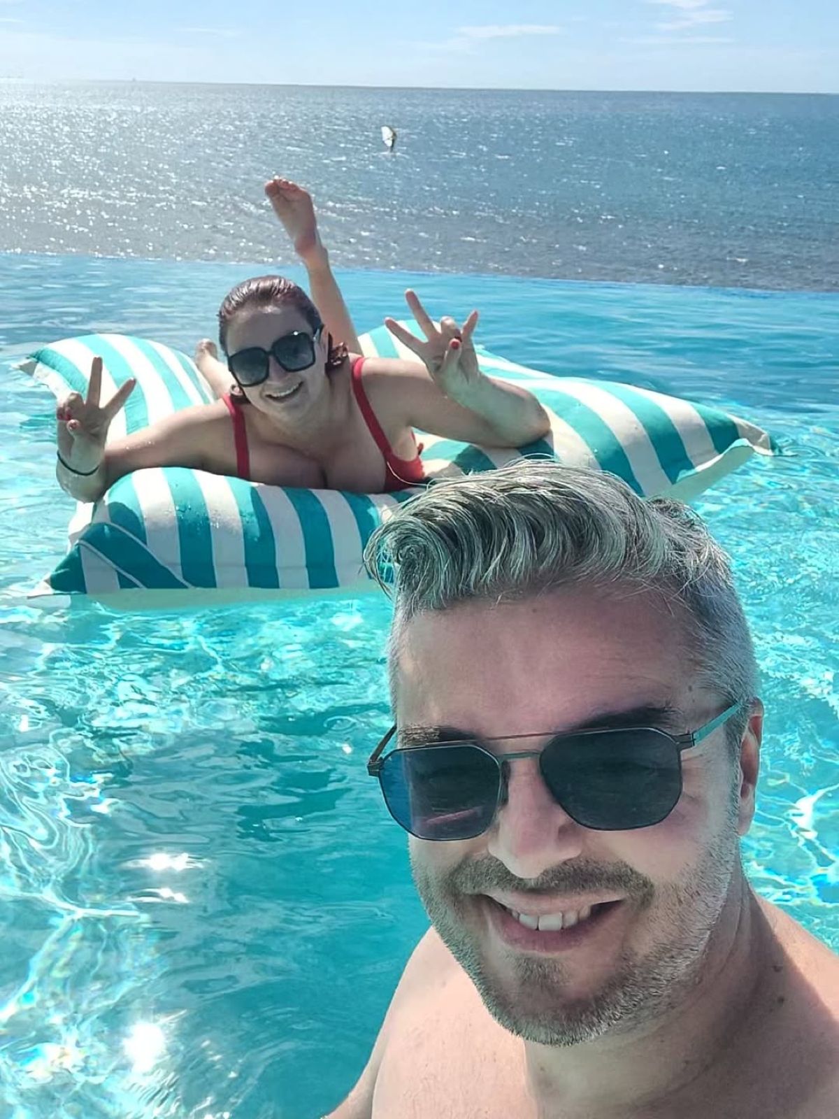 Ο Πέτρος Πολυχρονίδης  με την σύντροφό του στα νησιά Φίτζι