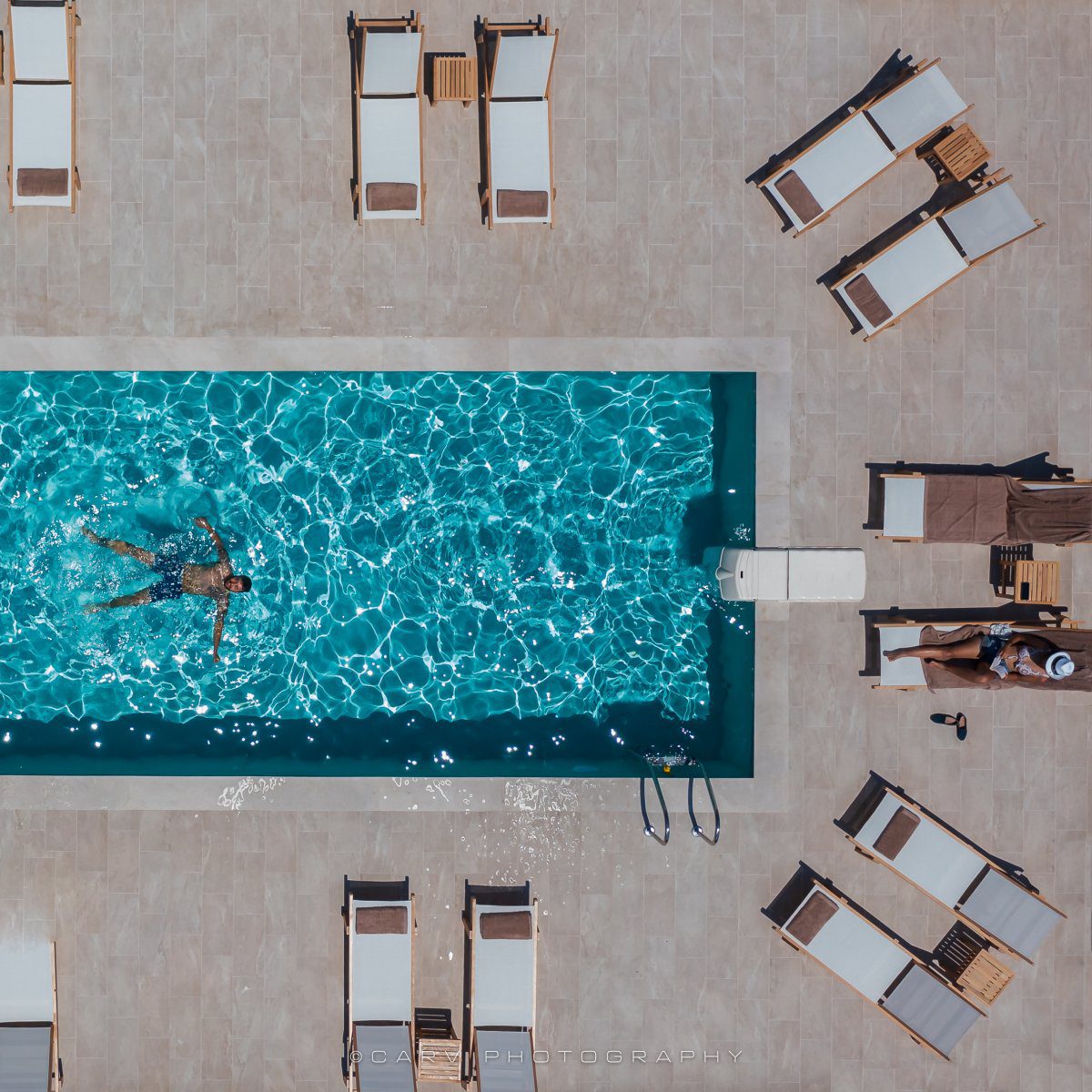 Η υπέροχη πισίνα του Ελαιών σας περιμένει για βουτιές και χαλάρωση