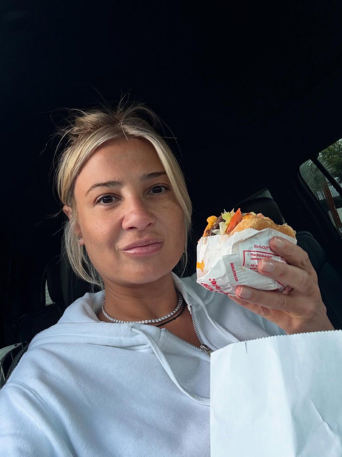 Η Φαίη Σκορδά τρώει μπέργκερ