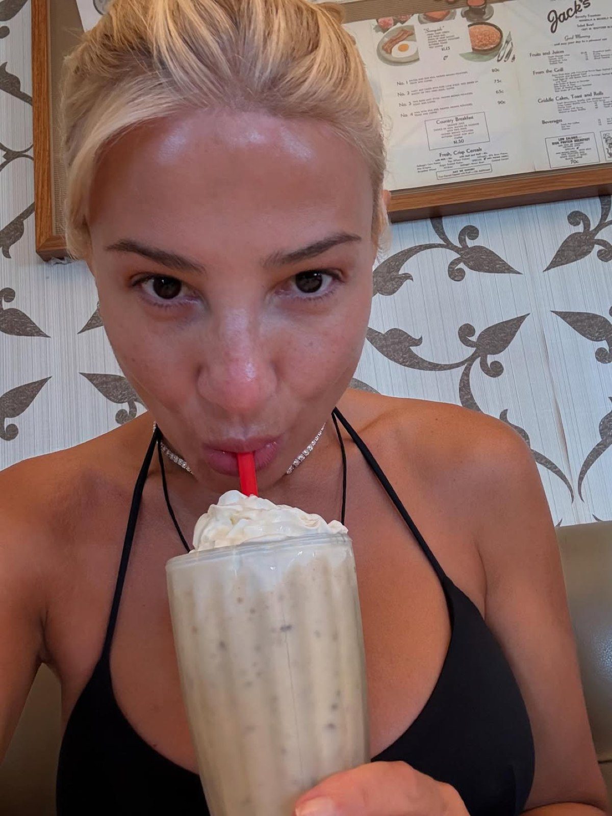 Η Φαίη Σκορδά πίνει μίλκεϊκ