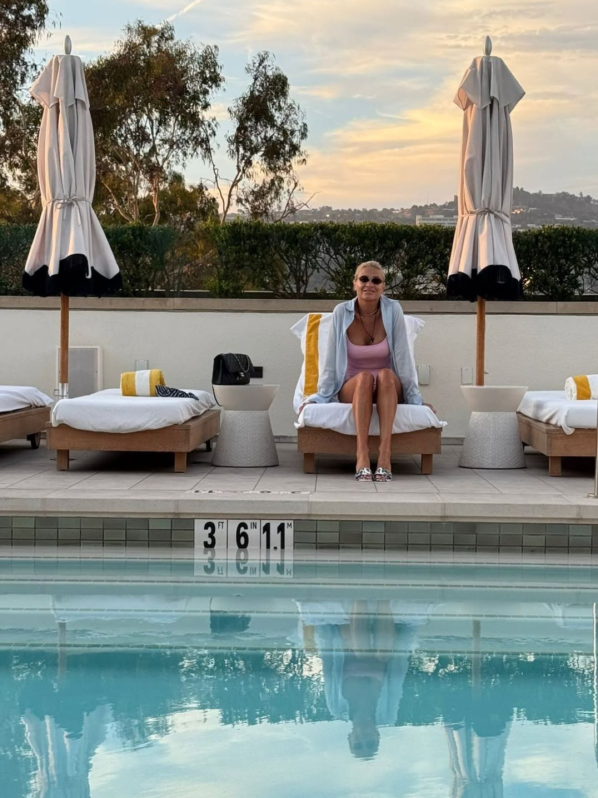 Η Φαίη Σκορδά σε πισίνα