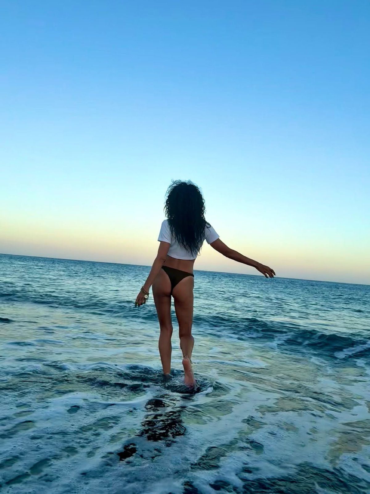 Η Μαρία Σολωμού σε παραλία στη Σαντορίνη