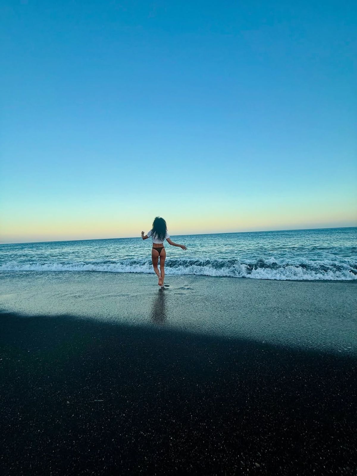 Η Μαρία Σολωμού σε παραλία στη Σαντορίνη