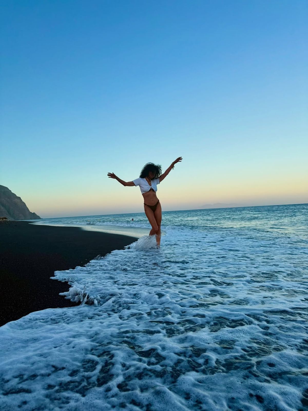 Η Μαρία Σολωμού σε παραλία στη Σαντορίνη