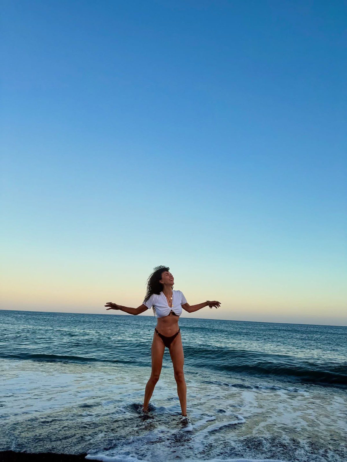 Η Μαρία Σολωμού σε παραλία στη Σαντορίνη