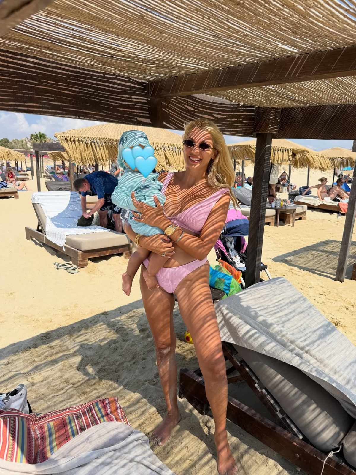 Η Κωνσταντίνα Σπυροπούλου με τον γιο της στην παραλία