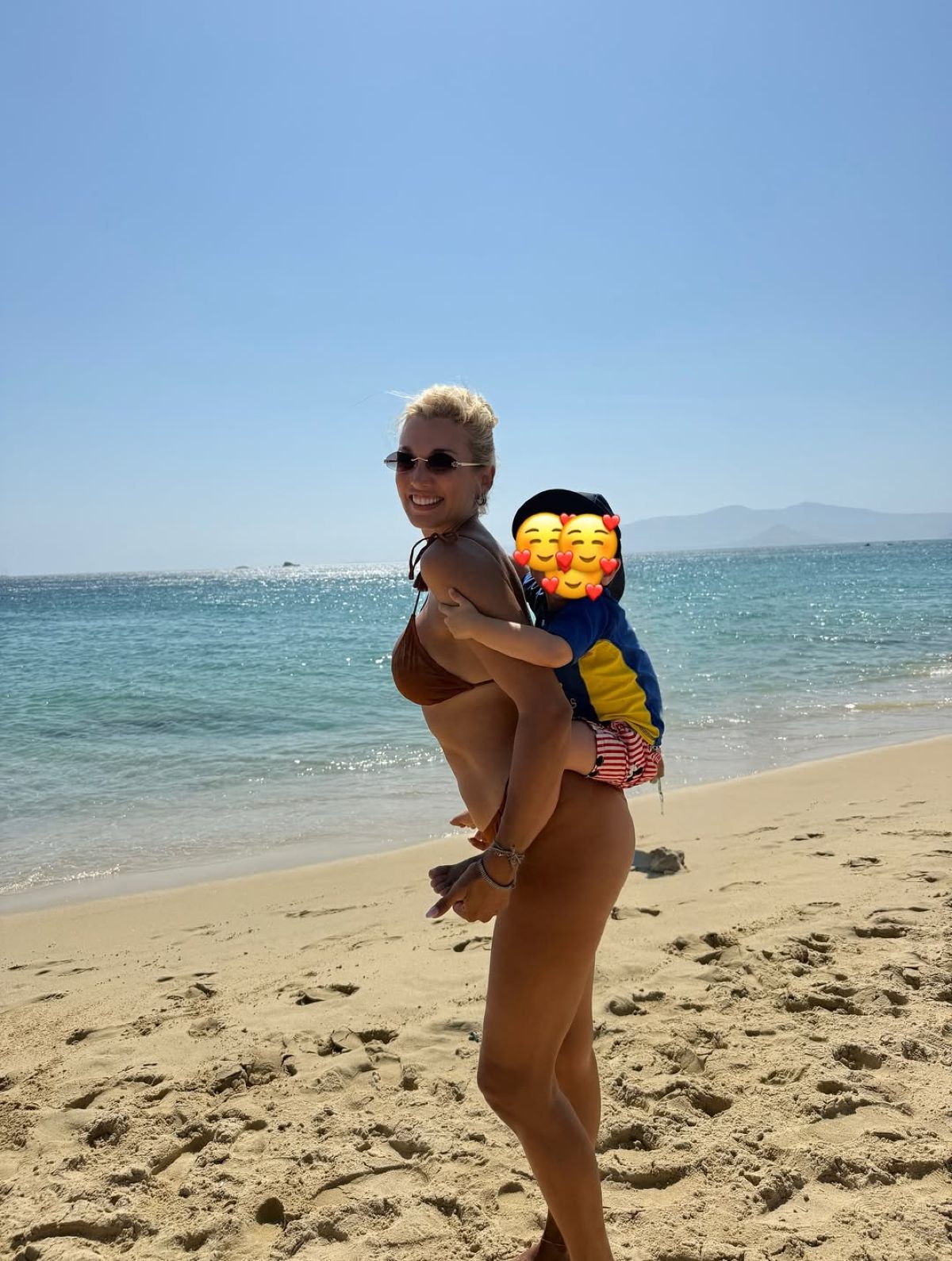 Η Κωνσταντίνα Σπυροπούλου με τον γιο της σε παραλία της Νάξου