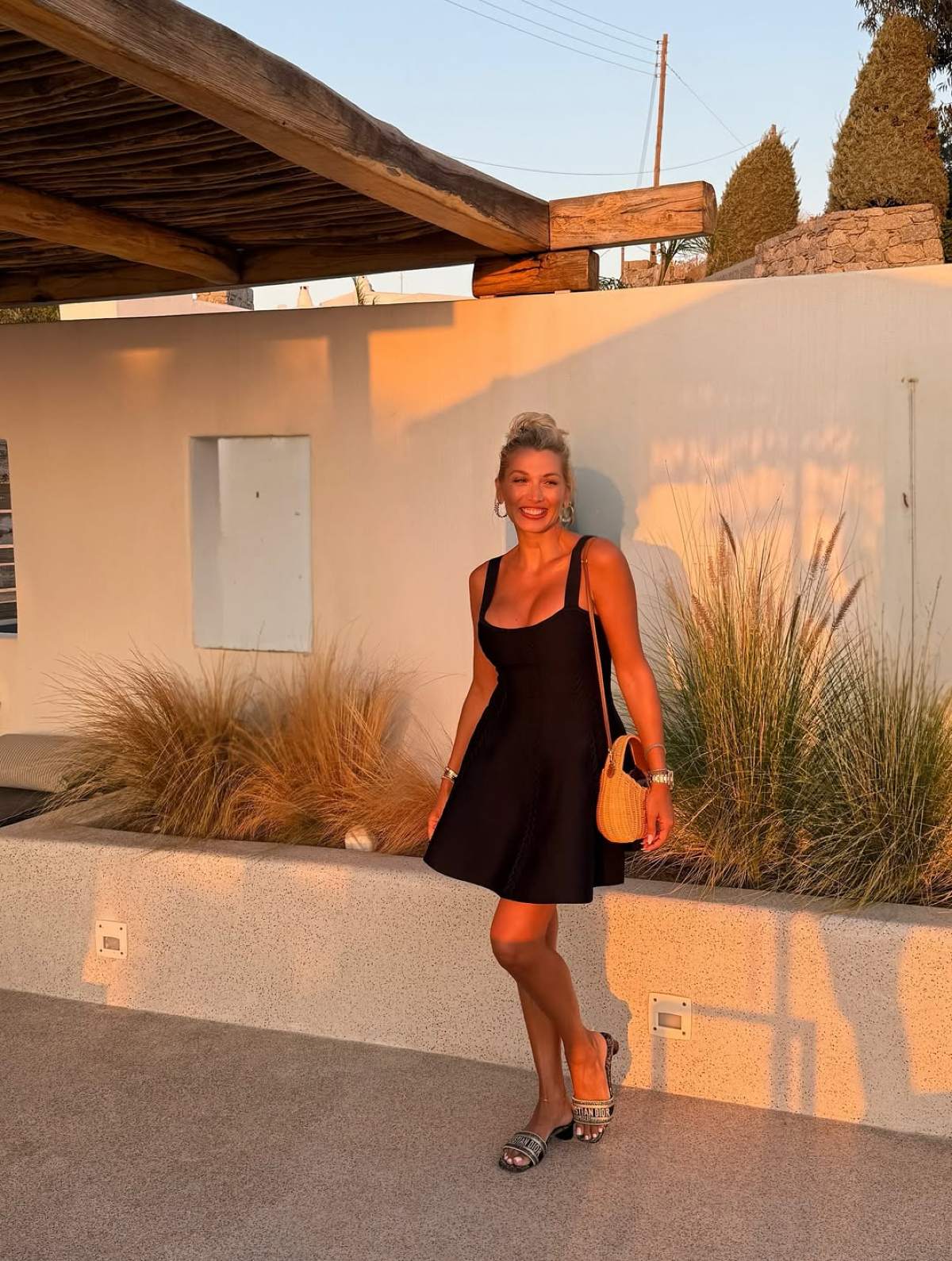 Η Κωνσταντίνα Σπυροπούλου στο ηλιοβασίλεμα της Νάξου