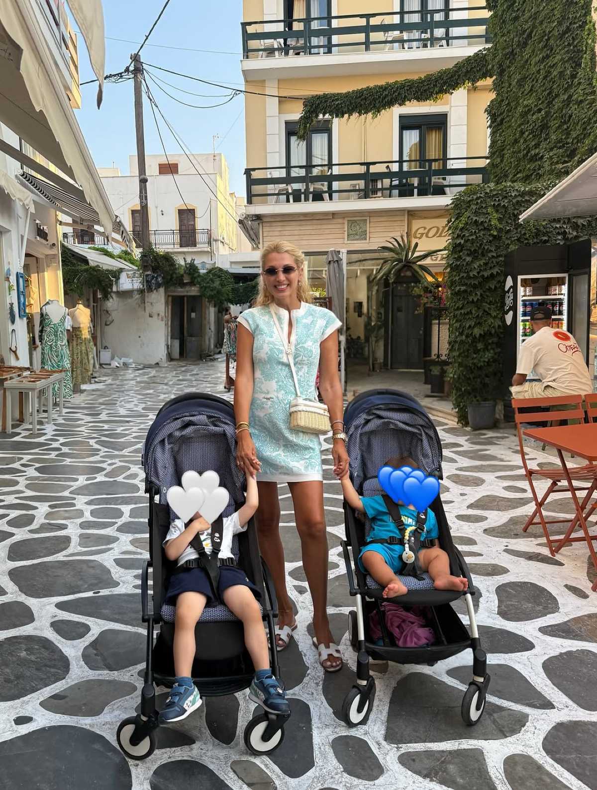 Η Κωνσταντίνα Σπυροπούλου με τους γιους της