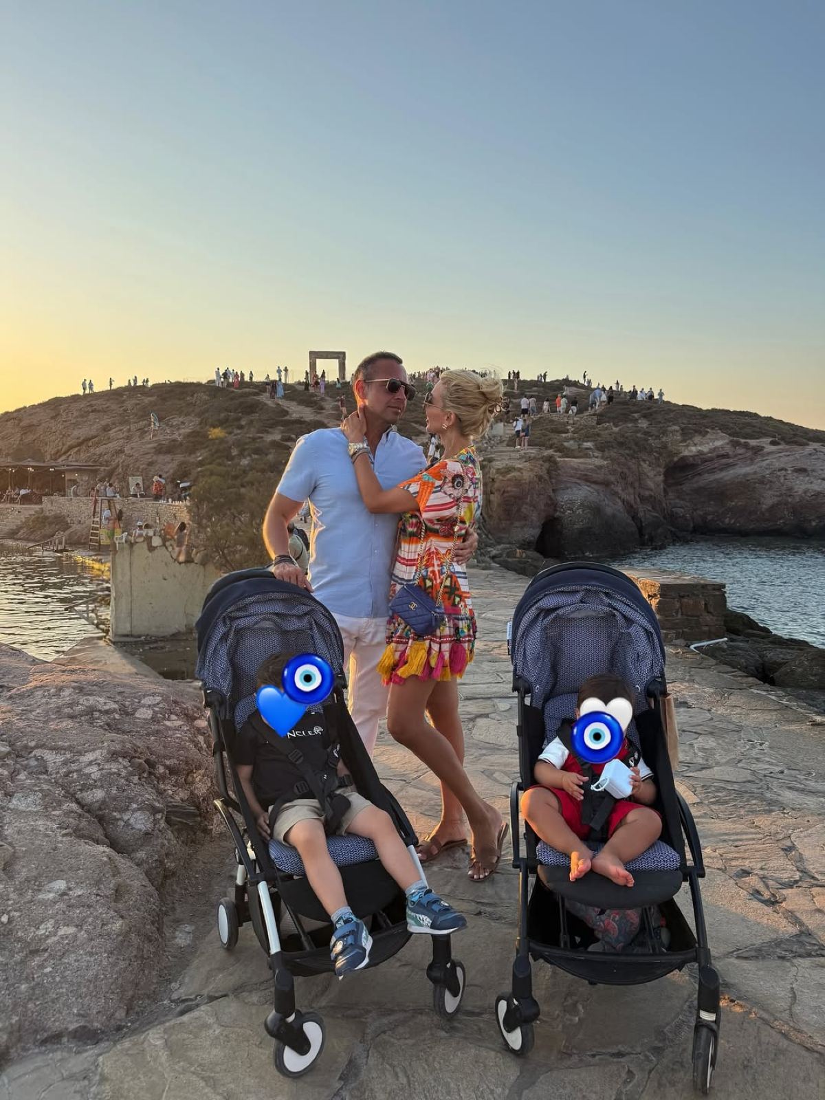 Η Κωνσταντίνα Σπυροπούλου με τους γιους της και τον Βασίλη Σταθοκωστόπουλο στη Νάξο