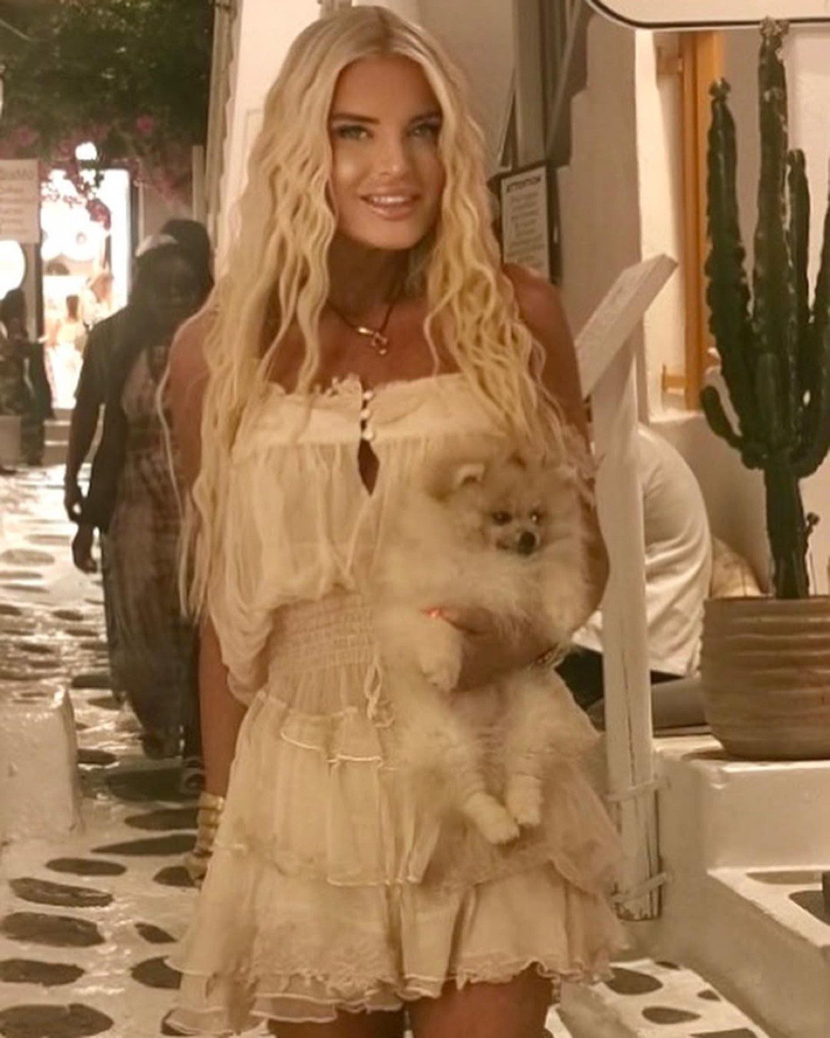 Η Μαρίνα Σταυράκη με τον σκύλο της στα Ματογιάννια