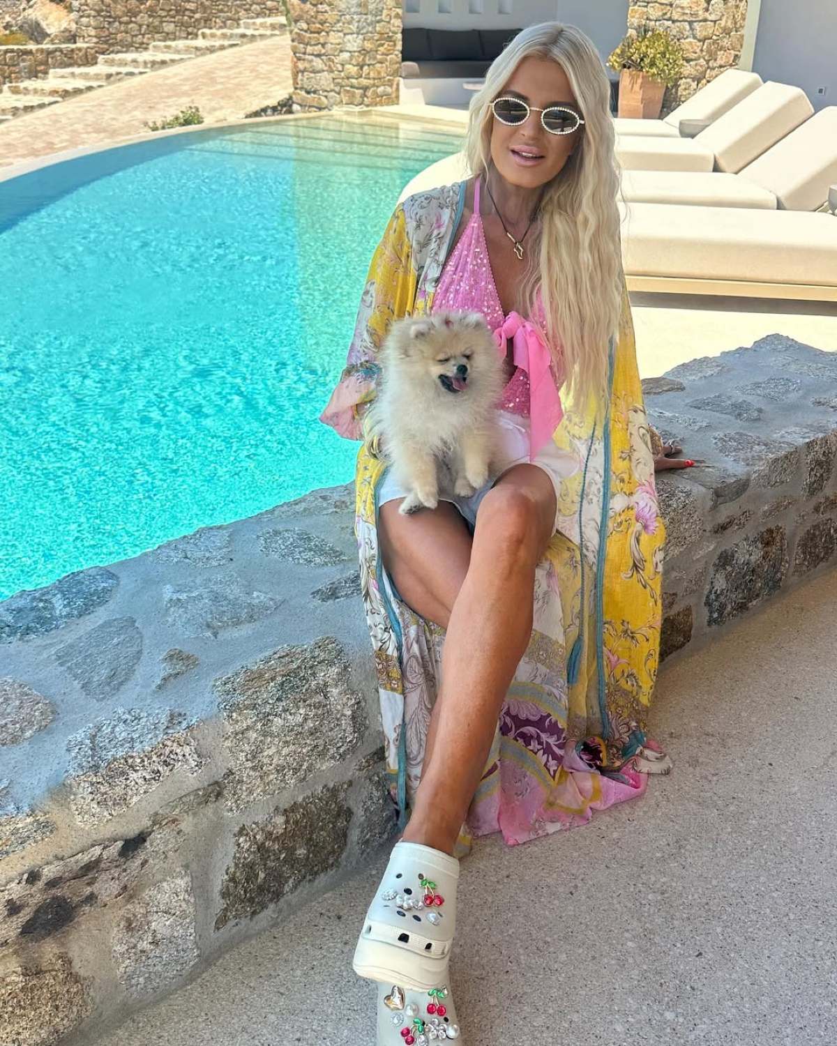 Η Μαρίνα Σταυράκη με τον σκύλο της στην πισίνα