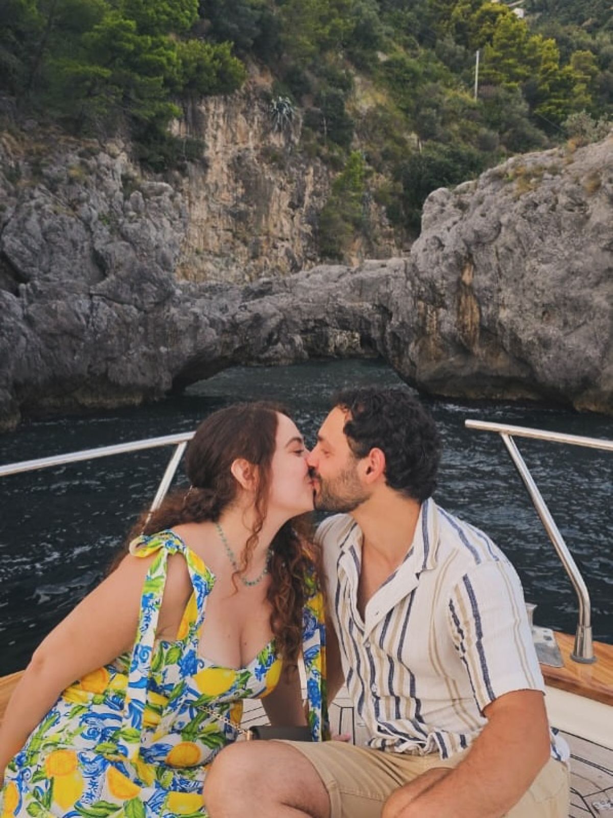 Η Στέφανη Χαραλάμπους και ο σύντροφός της φιλιούνται σε σκάφος