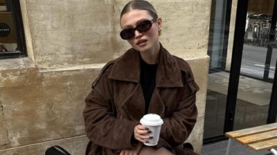 Σουέτ παντελόνι και καμπαρντίνα στο street style